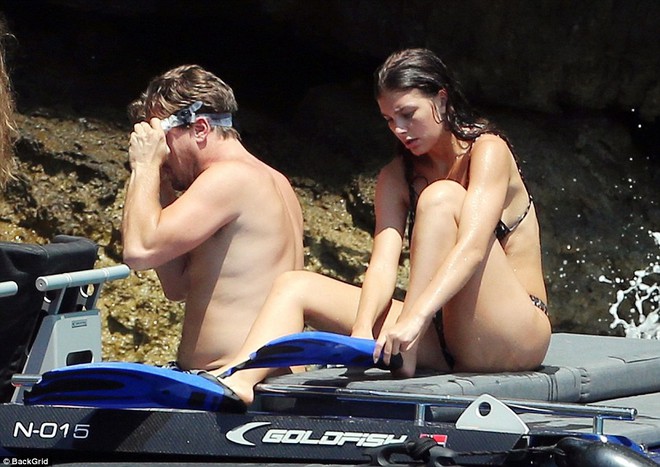 Leonardo DiCaprio lộ bụng phệ khi đi lặn biển với bạn gái bốc lửa nhỏ hơn 20 tuổi - Ảnh 2.