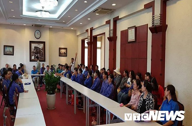 Hàng trăm công nhân bắt xe từ Thanh Hoá ra Hà Nội đòi lương và bảo hiểm - Ảnh 1.