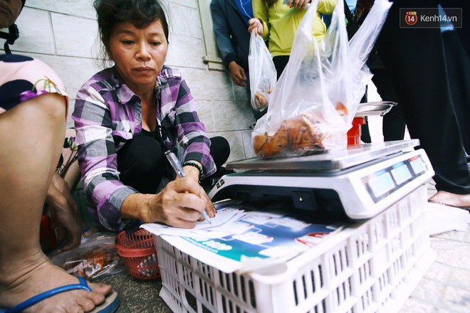 Cận cảnh người Sài Gòn chờ hàng giờ đồng hồ, tranh mua mâm cua dì Ba chỉ bán 10 phút là hết sạch - Ảnh 13.