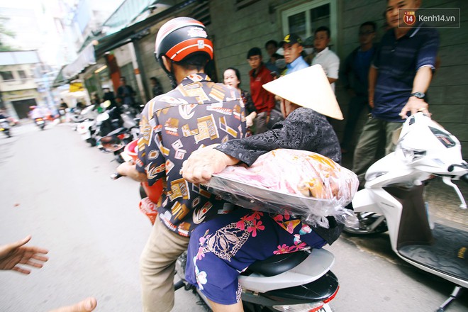 Cận cảnh người Sài Gòn chờ hàng giờ đồng hồ, tranh mua mâm cua dì Ba chỉ bán 10 phút là hết sạch - Ảnh 5.