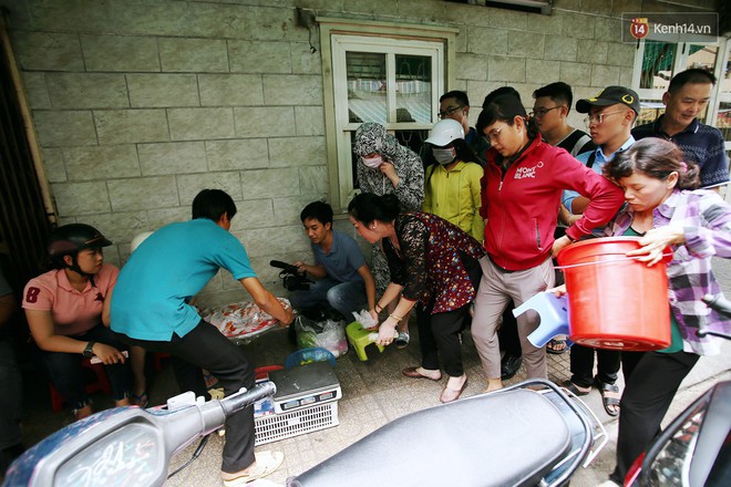 Cận cảnh người Sài Gòn chờ hàng giờ đồng hồ, tranh mua mâm cua dì Ba chỉ bán 10 phút là hết sạch - Ảnh 7.