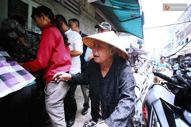 Cận cảnh người Sài Gòn chờ hàng giờ đồng hồ, tranh mua mâm cua dì Ba chỉ bán 10 phút là hết sạch - Ảnh 8.