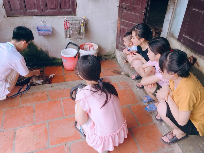 4 thiếu nữ thành phố chăm chăm nhìn trai quê vặt lông gà: Khoảnh khắc hút nghìn like - Ảnh 1.