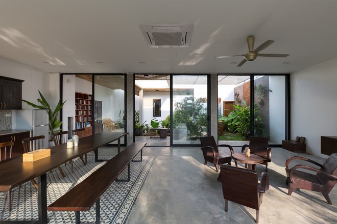 Nhìn hoang sơ, dân dã nhưng vào bên trong, bạn sẽ choáng ngợp với vẻ hiện đại của căn nhà - Ảnh 5.