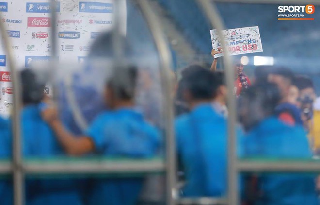 Không huy chương, ngồi nhìn đồng đội nâng Cup - Ảnh 2.