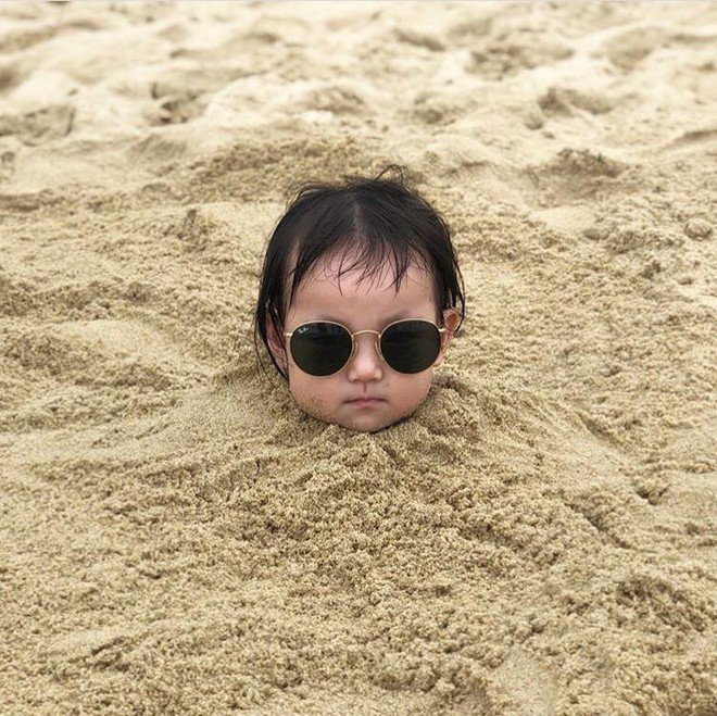 Nóng trên mạng: Loạt biểu cảm của em bé bị bố “chôn vùi” bên bờ biển, dân tình xem xong chỉ biết cười lăn lộn - Ảnh 2.