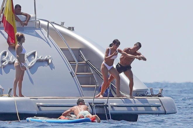 Ronaldo tinh nghịch, đẩy bạn gái khỏi du thuyền trong kì nghỉ - Ảnh 1.