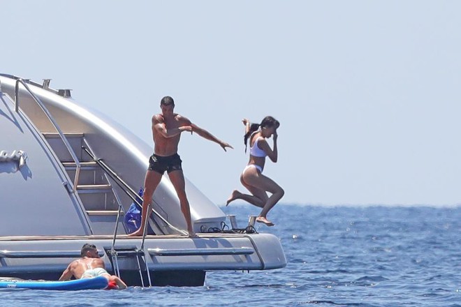 Ronaldo tinh nghịch, đẩy bạn gái khỏi du thuyền trong kì nghỉ - Ảnh 2.