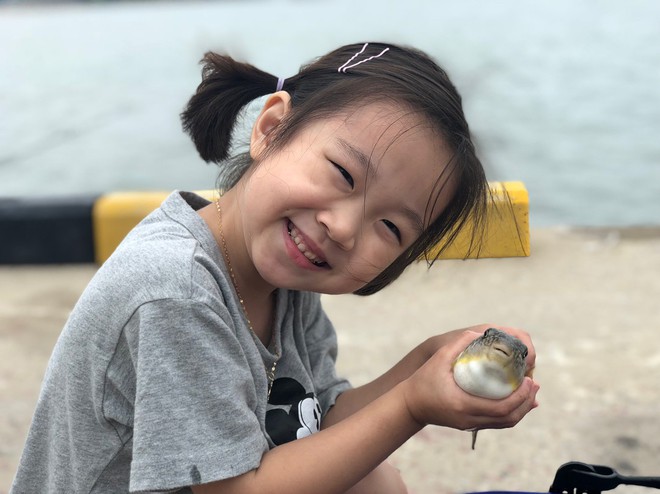 Nóng trên mạng: Loạt biểu cảm của em bé bị bố “chôn vùi” bên bờ biển, dân tình xem xong chỉ biết cười lăn lộn - Ảnh 12.