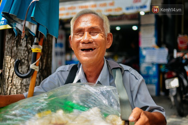 Chuyện tình chưa kể của ông lão mù bán bánh thuẫn ở Sài Gòn: Tui nhỏ hơn vợ 2 tuổi, mà nói chuyện dễ mến nên bả ưng tui! - Ảnh 3.