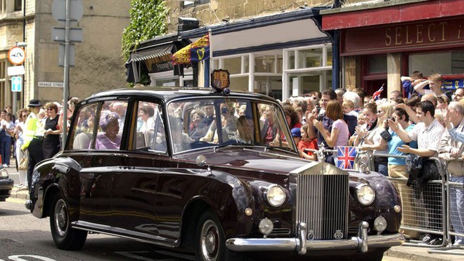 Hoàng gia Anh rao bán bộ sưu tập xe Rolls-Royce khủng - Ảnh 2.