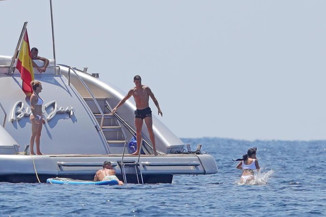 Ronaldo tinh nghịch, đẩy bạn gái khỏi du thuyền trong kì nghỉ - Ảnh 3.