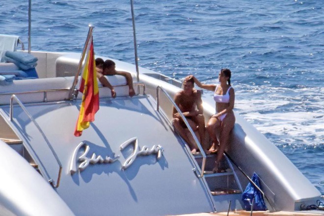 Ronaldo tinh nghịch, đẩy bạn gái khỏi du thuyền trong kì nghỉ - Ảnh 4.
