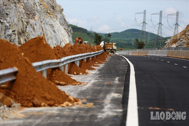 [Chùm ảnh] Ngổn ngang cao tốc 34 nghìn tỷ chậm tiến độ trước thềm thông tuyến - Ảnh 5.