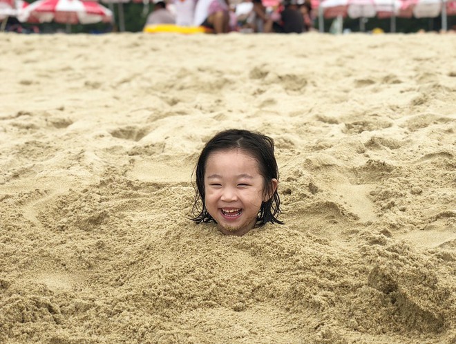 Nóng trên mạng: Loạt biểu cảm của em bé bị bố “chôn vùi” bên bờ biển, dân tình xem xong chỉ biết cười lăn lộn - Ảnh 6.