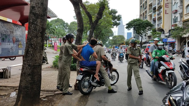 Người nghiện, người lang thang ở Sài Gòn tháo chạy khi bị công an kiểm tra - Ảnh 1.