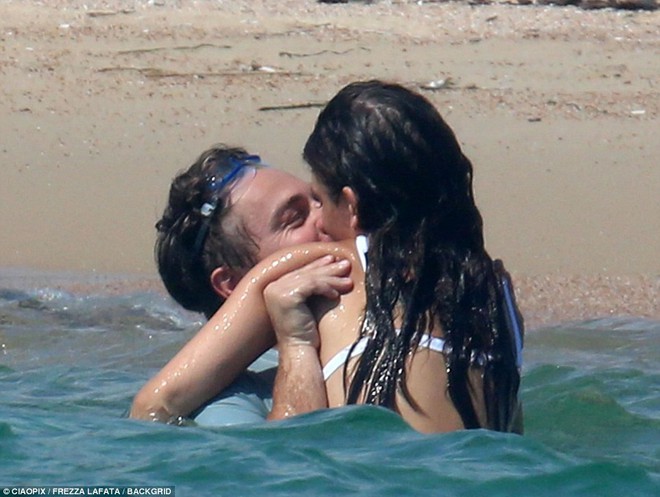 Bạn gái kém 22 tuổi của Leonardo DiCaprio khoe body nóng bỏng cực hút mắt dù ảnh chưa được photoshop - Ảnh 1.