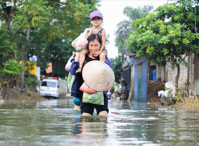 Rốn lũ Chương Mỹ: Huy động hàng trăm cảnh sát cứu hỏa, cơ động giải cứu trường học - Ảnh 11.