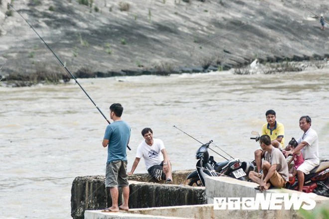 Thuỷ điện Hoà Bình mở cửa xả đáy, rợn người nhìn trẻ em vui đùa ở bãi tắm tử thần - Ảnh 11.