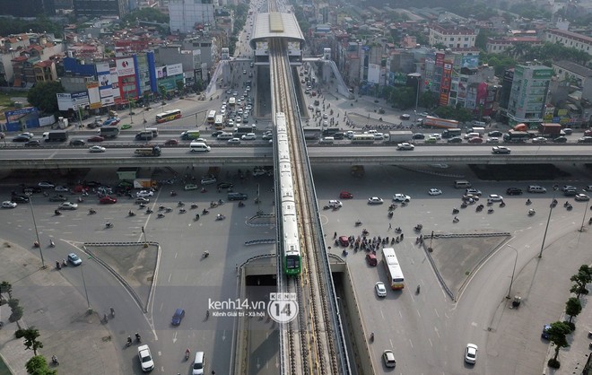 Chùm ảnh: Hành trình 15 phút đoàn tàu đường sắt trên cao lao vun vút từ ga Cát Linh tới Yên Nghĩa - Ảnh 16.