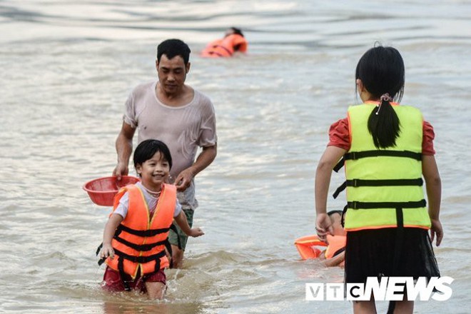 Thuỷ điện Hoà Bình mở cửa xả đáy, rợn người nhìn trẻ em vui đùa ở bãi tắm tử thần - Ảnh 4.