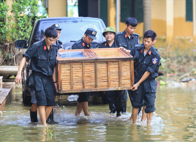 Rốn lũ Chương Mỹ: Huy động hàng trăm cảnh sát cứu hỏa, cơ động giải cứu trường học - Ảnh 7.