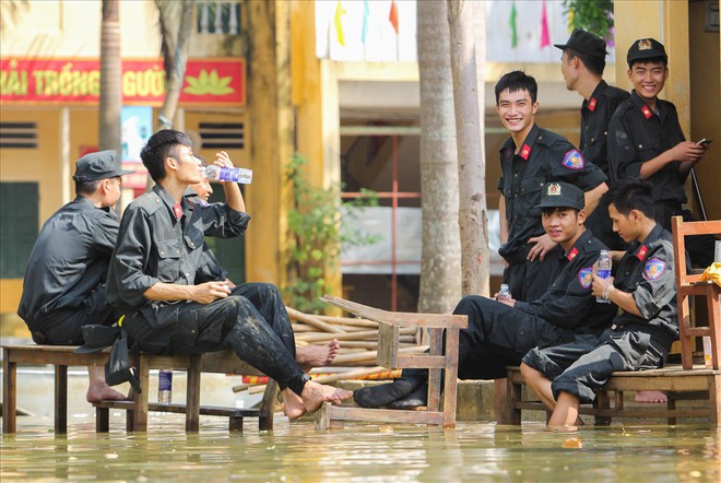 Rốn lũ Chương Mỹ: Huy động hàng trăm cảnh sát cứu hỏa, cơ động giải cứu trường học - Ảnh 9.