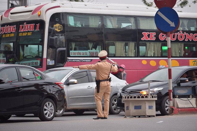 Người dân ùn ùn về lại Hà Nội sau kỳ nghỉ tết, cửa ngõ phía nam bắt đầu đông đúc - Ảnh 9.