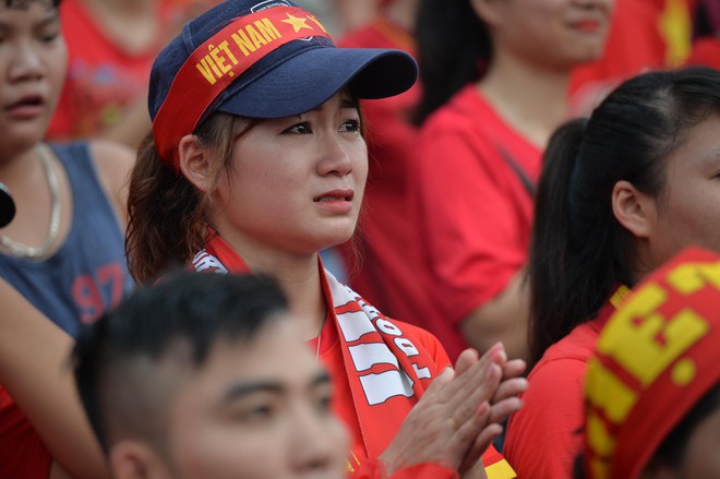 Nhiều cổ động viên nữ bật khóc khi Olympic Việt Nam hụt huy chương đồng  - Ảnh 8.