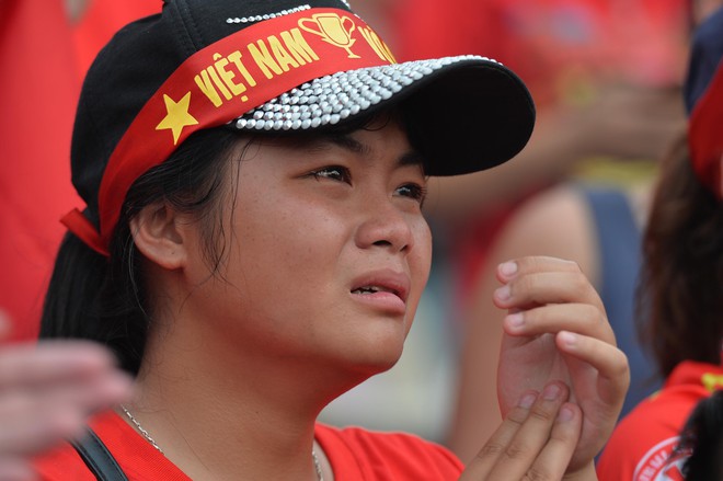 Nhiều cổ động viên nữ bật khóc khi Olympic Việt Nam hụt huy chương đồng  - Ảnh 7.