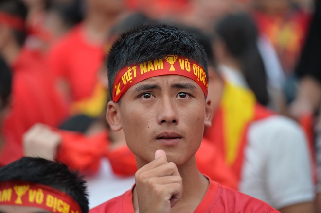 Nhiều cổ động viên nữ bật khóc khi Olympic Việt Nam hụt huy chương đồng  - Ảnh 2.