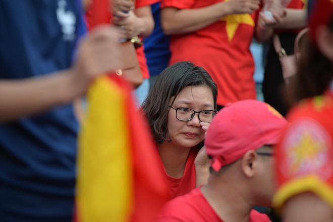 Nhiều cổ động viên nữ bật khóc khi Olympic Việt Nam hụt huy chương đồng  - Ảnh 5.
