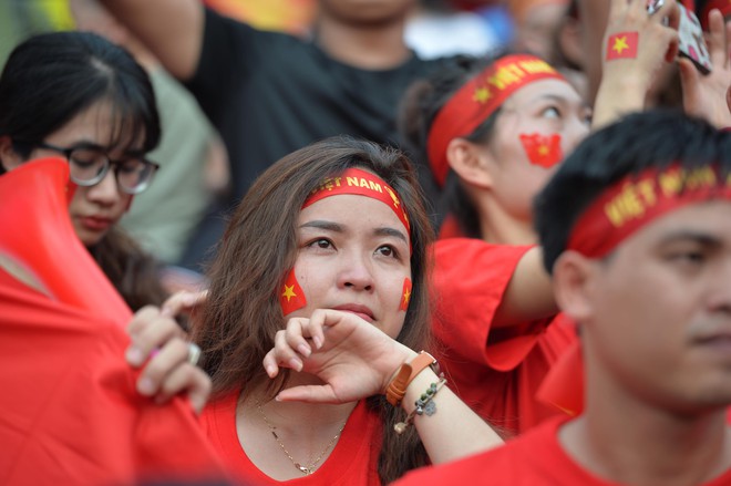 Nhiều cổ động viên nữ bật khóc khi Olympic Việt Nam hụt huy chương đồng  - Ảnh 6.