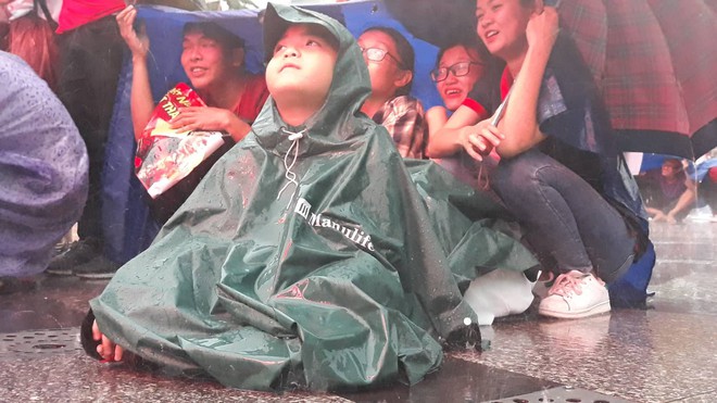 Người Sài Gòn nổi lửa giữa mưa ở phố đi bộ Nguyễn Huệ cổ vũ U23 Việt Nam - Ảnh 8.