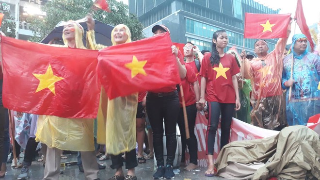 Người Sài Gòn nổi lửa giữa mưa ở phố đi bộ Nguyễn Huệ cổ vũ U23 Việt Nam - Ảnh 9.