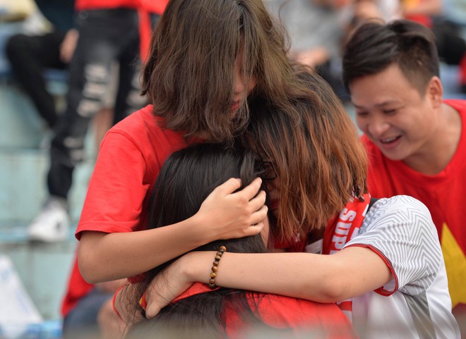 Nhiều cổ động viên nữ bật khóc khi Olympic Việt Nam hụt huy chương đồng  - Ảnh 9.