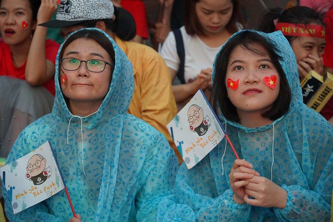 [Trực tiếp] Người Sài Gòn nổi lửa giữa phố đi bộ cổ vũ tuyển U23 Việt Nam - Ảnh 1.