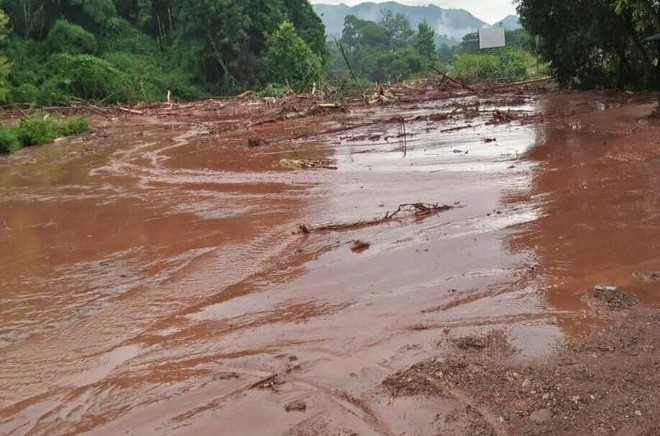 Cận cảnh mưa lũ tàn phá tan hoang, tê liệt giao thông Sơn La - Ảnh 2.