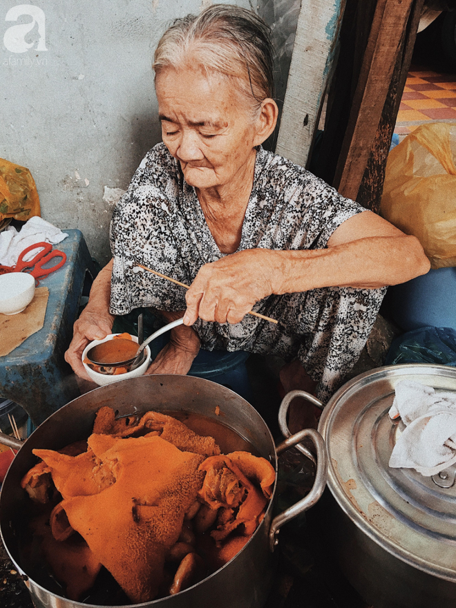 Bí mật nồi phá lấu không nấu bằng cốt dừa của bà ngoại 82 tuổi ở Sài Gòn, 30 năm vẫn làm xiêu lòng thực khách - Ảnh 2.