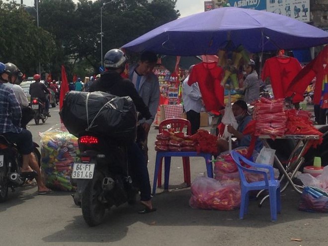 [Trực tiếp] Gia đình Quang Hải dựng rạp, mở tiệc đón người hâm mộ cổ vũ tuyển Olympic Việt Nam gặp UAE - Ảnh 2.