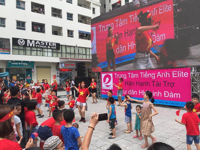[Trực tiếp] Gia đình Quang Hải dựng rạp, mở tiệc đón người hâm mộ cổ vũ tuyển Olympic Việt Nam gặp UAE - Ảnh 2.