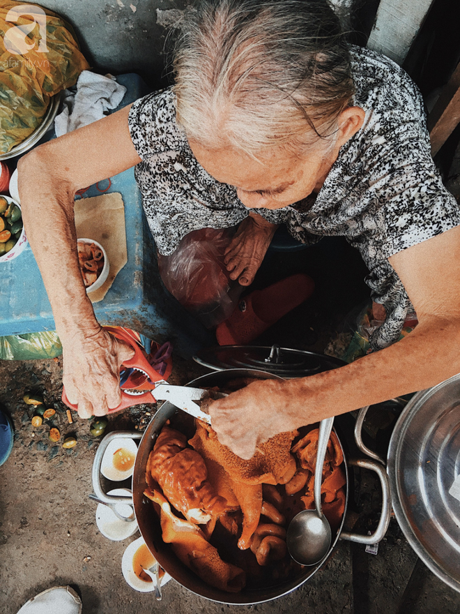 Bí mật nồi phá lấu không nấu bằng cốt dừa của bà ngoại 82 tuổi ở Sài Gòn, 30 năm vẫn làm xiêu lòng thực khách - Ảnh 3.