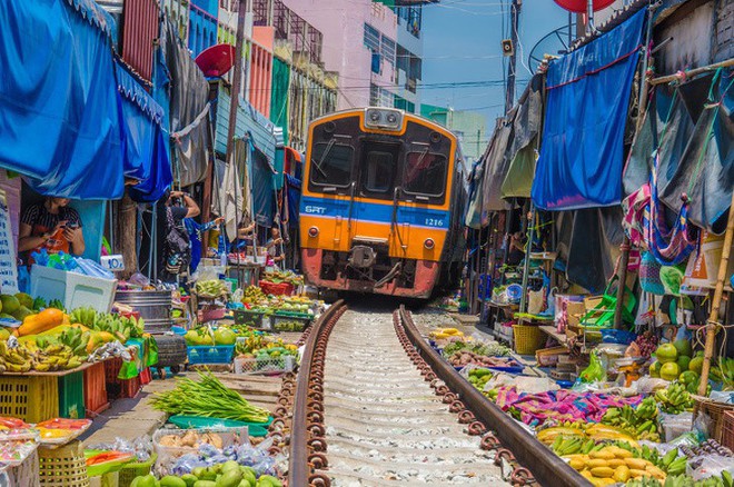 15 điều mà các bạn phương Tây luôn ấn tượng về châu Á: Từ đám cưới ma, nhà mọc trên nhà cho tới cơm nước bọc nylon - Ảnh 3.