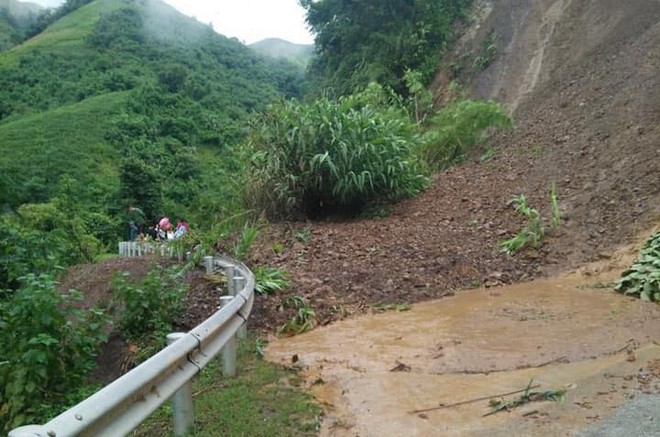 Cận cảnh mưa lũ tàn phá tan hoang, tê liệt giao thông Sơn La - Ảnh 4.