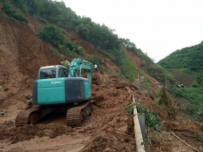 Cận cảnh mưa lũ tàn phá tan hoang, tê liệt giao thông Sơn La - Ảnh 5.