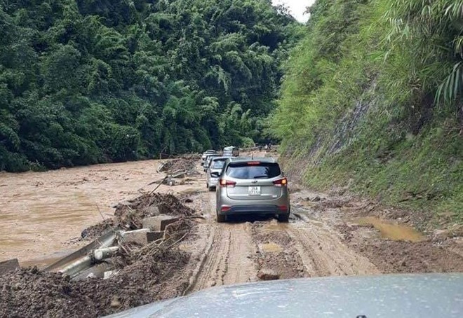 Cận cảnh mưa lũ tàn phá tan hoang, tê liệt giao thông Sơn La - Ảnh 6.