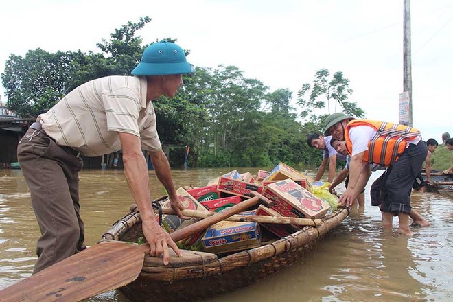 Tình người trong cơn lũ dữ ở Thanh Hóa - Ảnh 6.