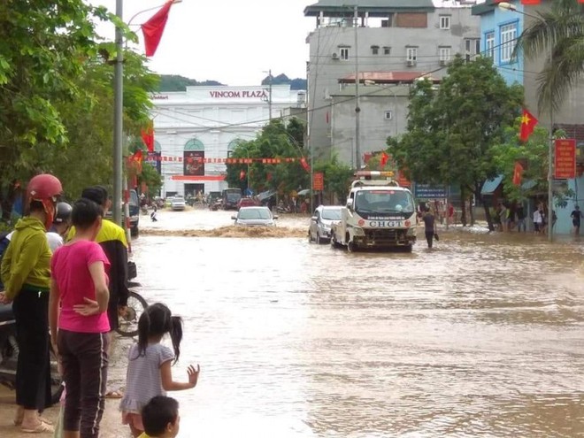 Cận cảnh mưa lũ tàn phá tan hoang, tê liệt giao thông Sơn La - Ảnh 7.
