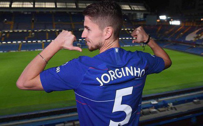 Jorginho và câu chuyện về “bà mẹ hổ yêu quái” tạo ra thiên tài Jorginho và câu chuyện về “bà mẹ hổ yêu quái” tạo ra thiên tài