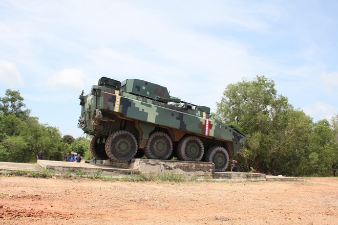 Cận cảnh Thái Lan đưa xe thiết giáp tự chế tạo đi “học bơi” - Ảnh 11.